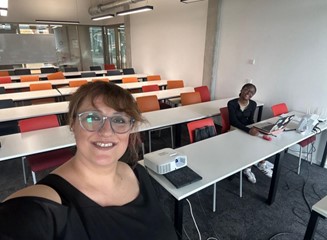 giyim, ayakkabı, kişi, şahıs, adam, insan içeren bir resimAçıklama otomatik olarak oluşturuldu